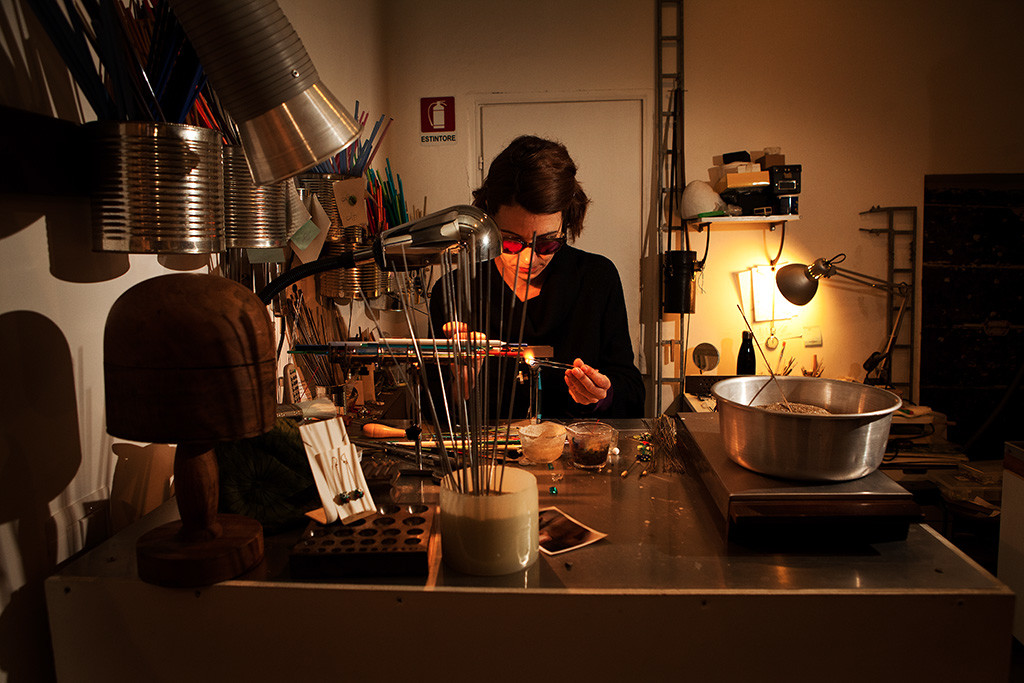 3 - Roma, Vicolo del Curato 14, “Isabella Cellini-gioielli in argento, bronzo e vetro di Murano”: Isabella e la lavorazione del vetro.