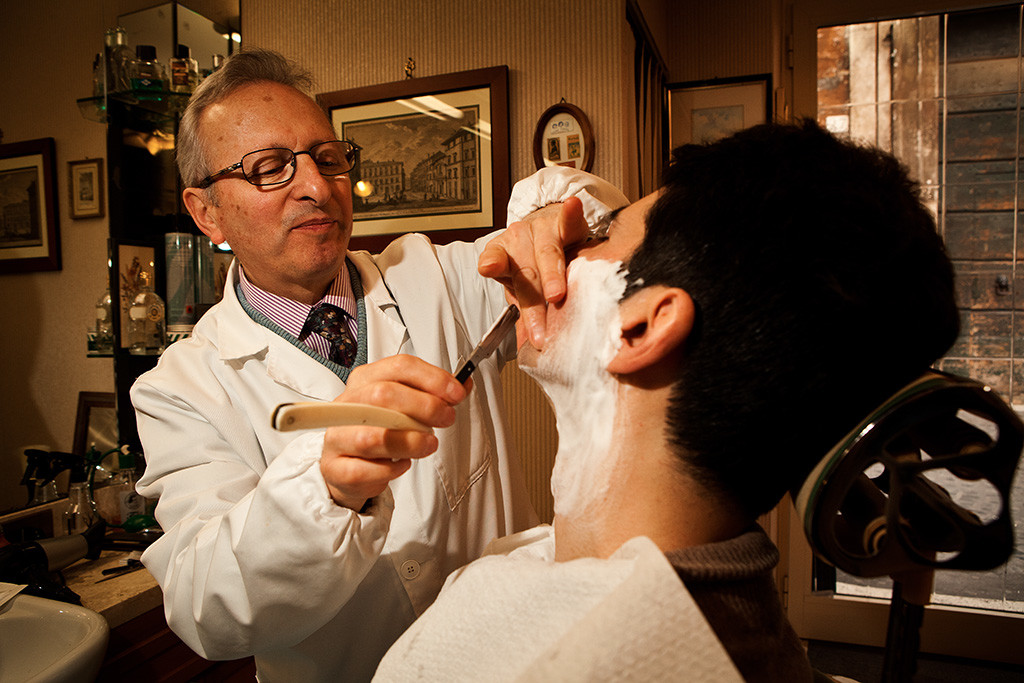 4 - Roma, Via dei Coronari 209, “Barbiere e Pedicure”: Luigi si prende cura di uno dei suoi clienti con una rasatura completa.