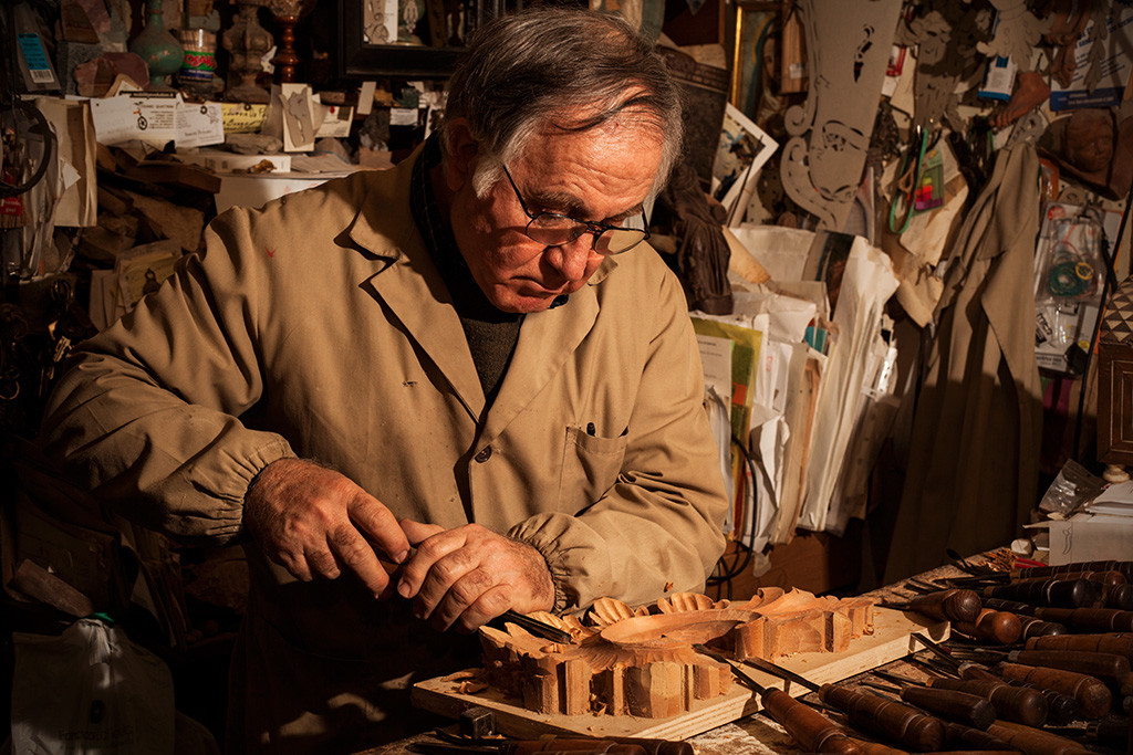 7 - Roma, Via dell’Orso 26, “Bottega Piovano”: Vincenzo intaglia il legno.