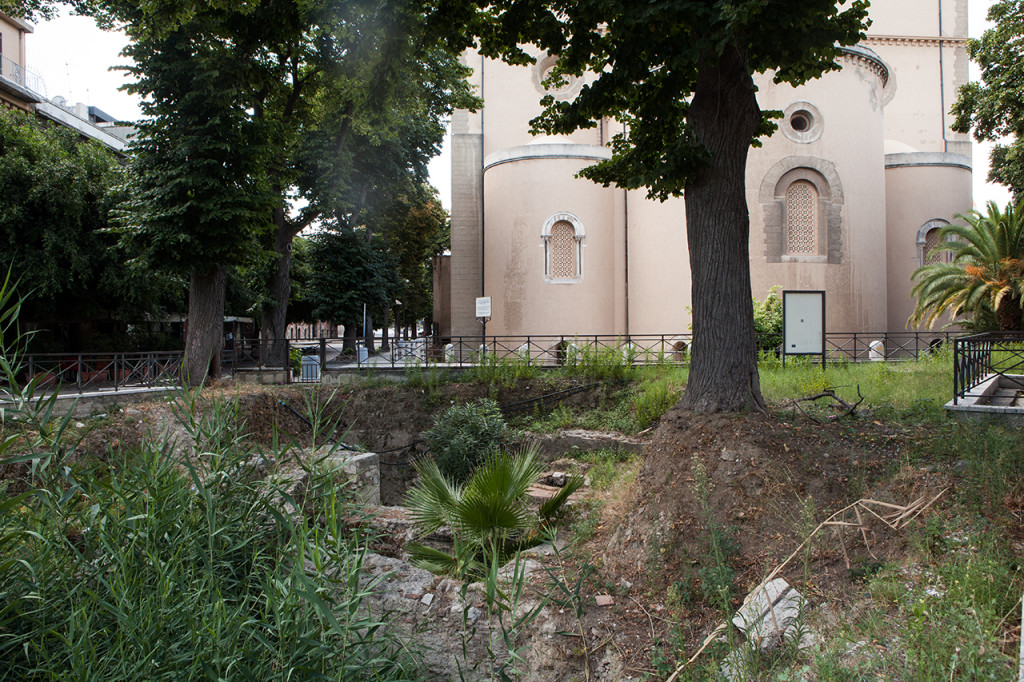 Messina, i resti della chiesa normanna di S. Giacomo alle spalle del duomo cittadino.