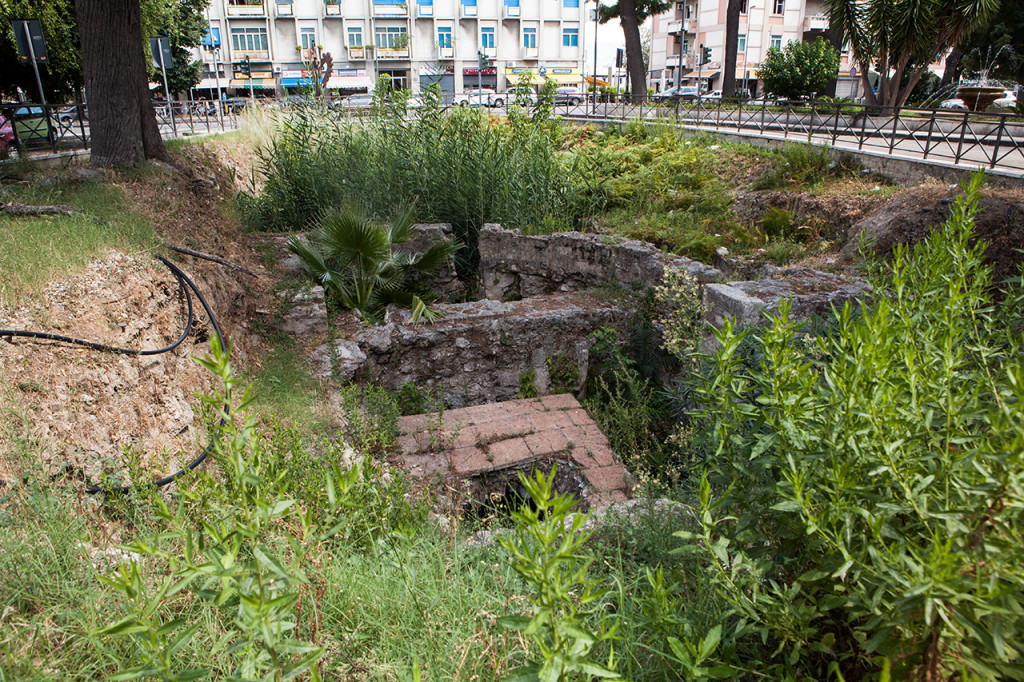 Messina, i resti della chiesa di S. Giacomo invasi dalla vegetazione.