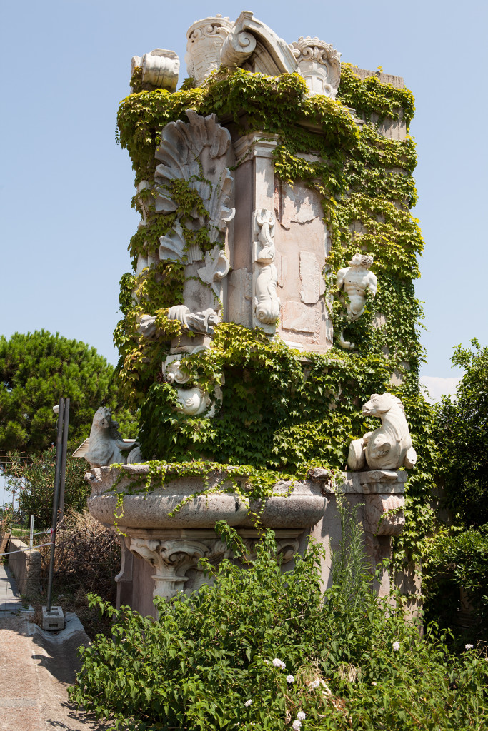 Messina, fontana barocca conservata nel giardino del museo regionale.