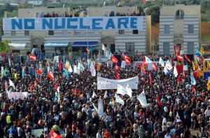 Scanzano Jonico (Matera) - Il comizio consclusivo della manifestazione contro il nucleare (Tony Vece)