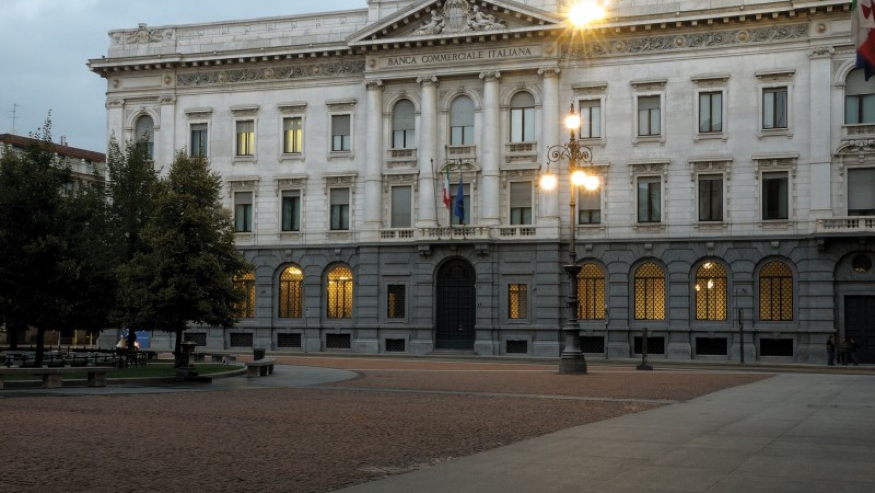 MILANO, GALLERIE D’ITALIA: “AMATI FIORI” IN MOSTRA DODICI  FOTO DI MARIO CARRIERI