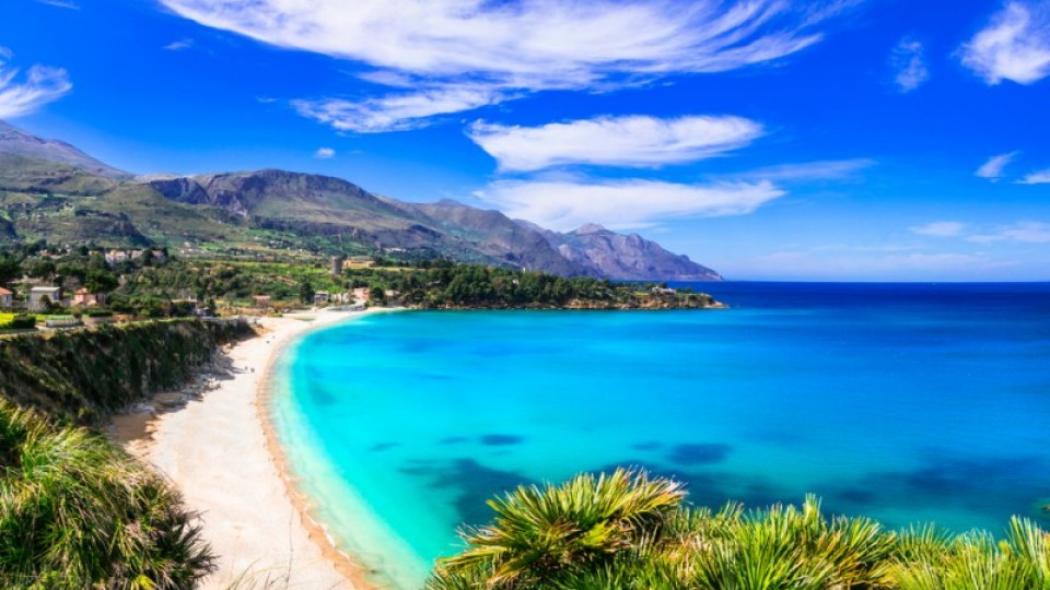 ASSALTO ALLE SPIAGGE: PER DIFENDERE I BALNEARI IL GOVERNO ALLUNGA L’ITALIA DI 3.000 CHILOMETRI