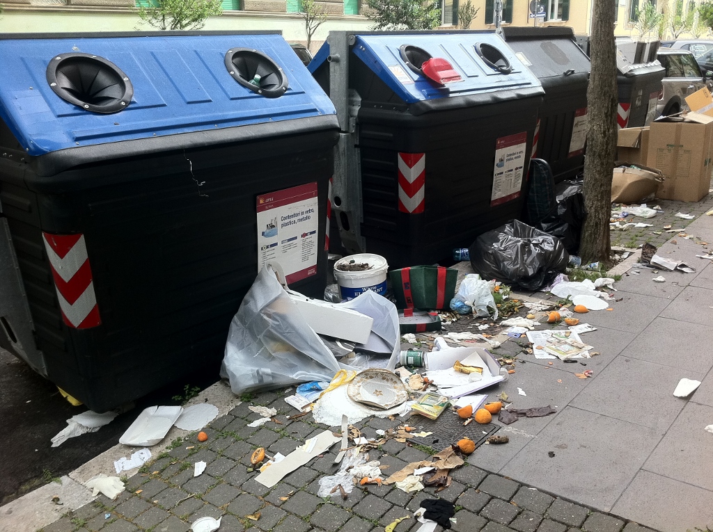 RIFIUTI in STRADA INCIVILTÀ DIFFUSA