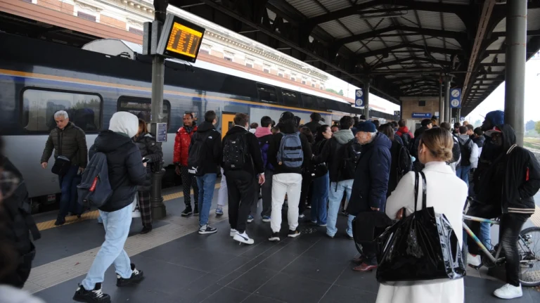 FERROVIE IN TILT: MAXI-RITARDI E CANCELLAZIONI. MA ORA IL GRUPPO FS PRESENTA UN ESPOSTO PER IL SOSPETTO DI “SABOTAGGI”