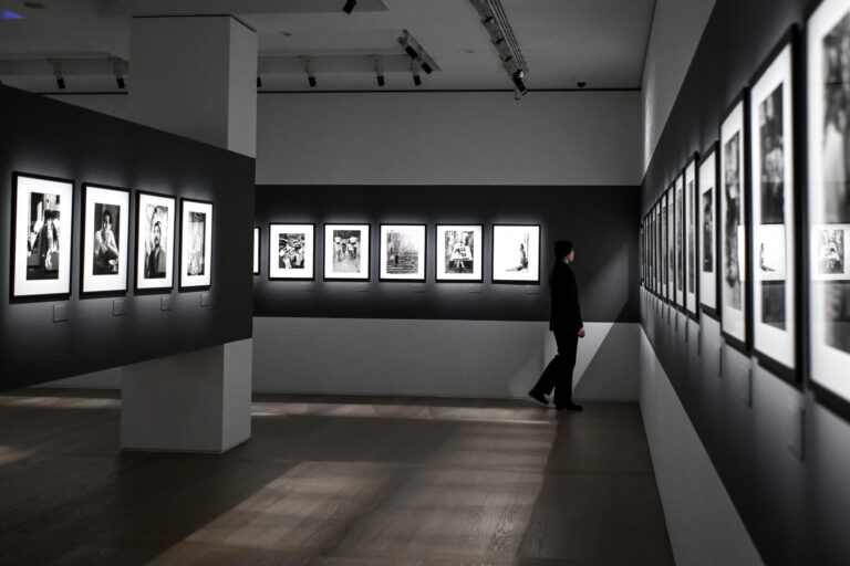 MILANO, IN MOSTRA ALLE GALLERIE D’ITALIA 85 FOTO D’AUTORE DI ENZO SELLERIO: “PICCOLA ANTOLOGIA SICILIANA” (FINO AL 13 APRILE)