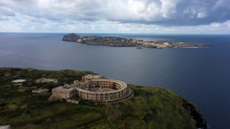 DUE ISOLE, UNA FUNIVIA: POLEMICHE SUL PROGETTO TRA VENTOTENE E SANTO STEFANO